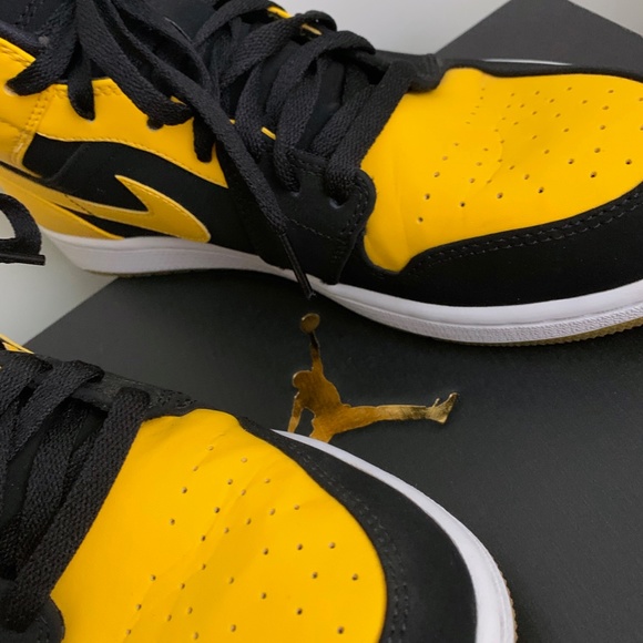 RARE AIR JORDAN 1 MID, LOVE BLACK VARSITY - Picture 2 of 10